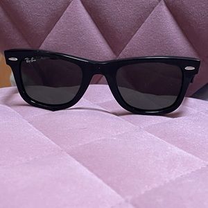 Ray-Ban Wayfarer Sunglasses in Black! 😎
